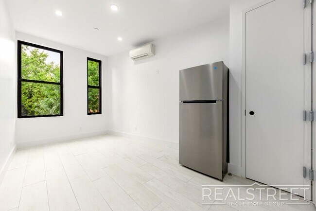 Building Photo - Stunning Brand New 1 Bed in Landmarked Tow...