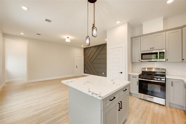 Building Photo - 811 E 39th St