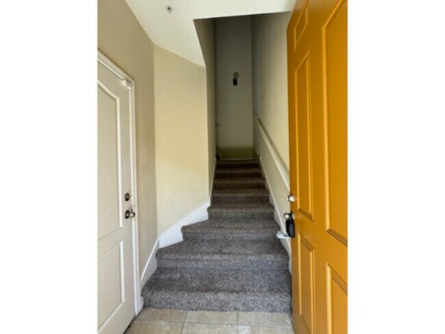 Building Photo - 2 bed 2 bath 1 Car Garage Townhome