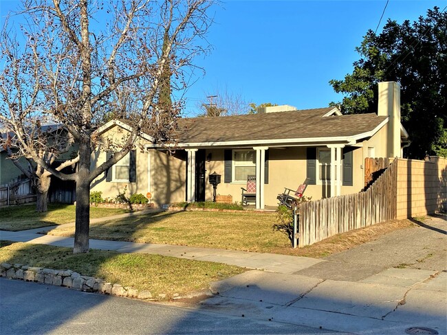 Building Photo - Redlands Cottage Near University