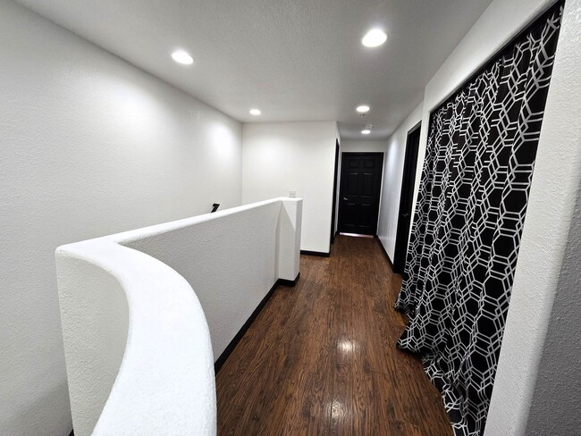 Building Photo - Modern Remodeled Condo with 3 Ensuite Bedr...