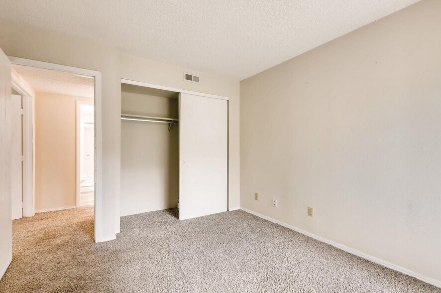 Building Photo - 8225 Fairmount Dr
