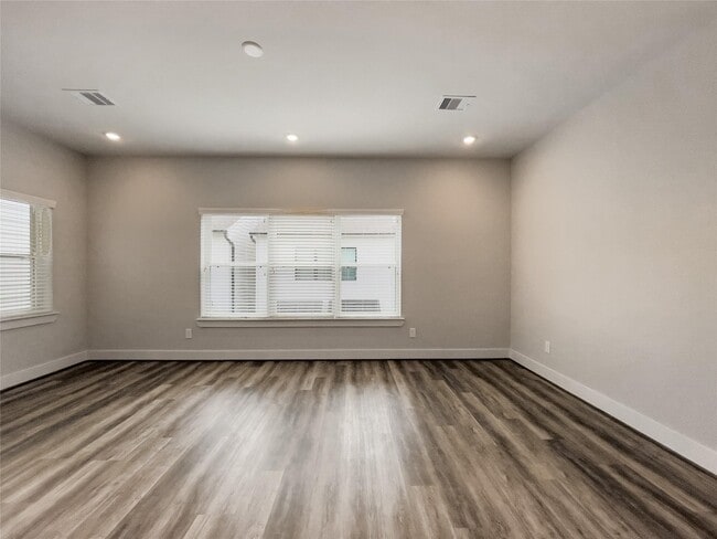 Building Photo - 1270 N Post Oak Rd