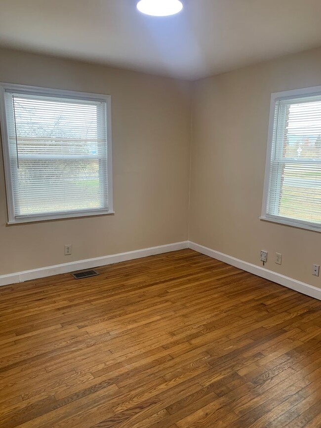 Building Photo - 3 Bedroom/1 bath  Okalona area