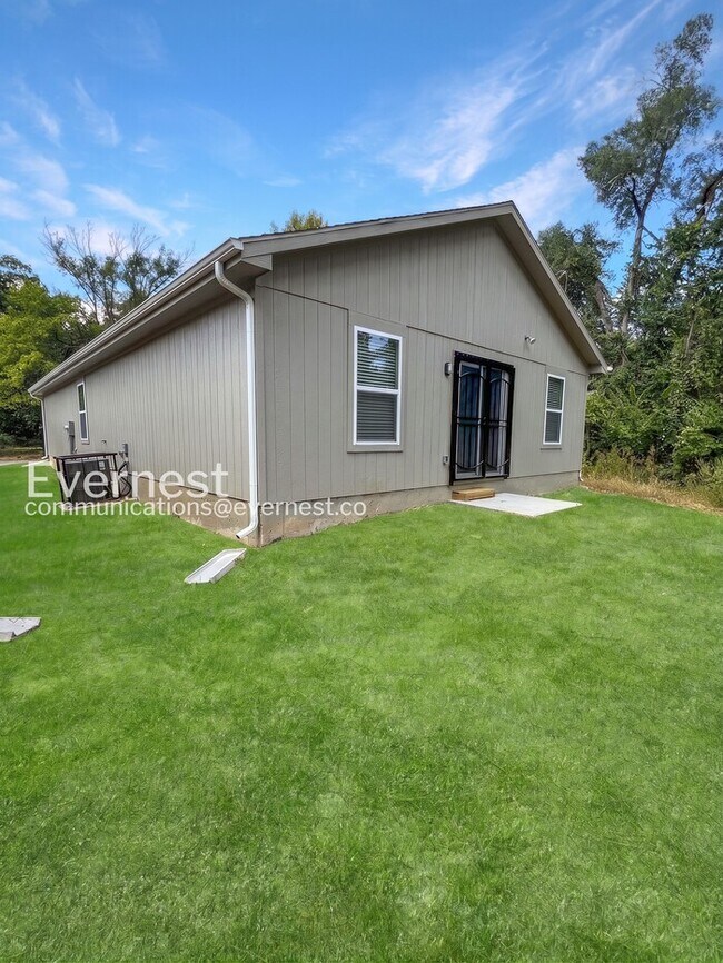 Building Photo - Cozy 4-Bedroom Home with Modern Amenities / Pet-Friendly / Available Now!