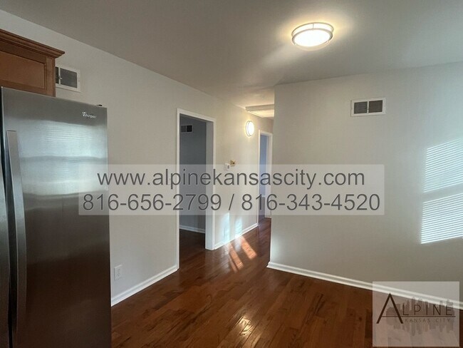 Building Photo - Spacious Gladstone Ranch!