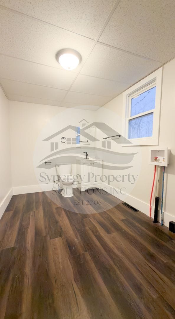 Building Photo - Large Home Available Now