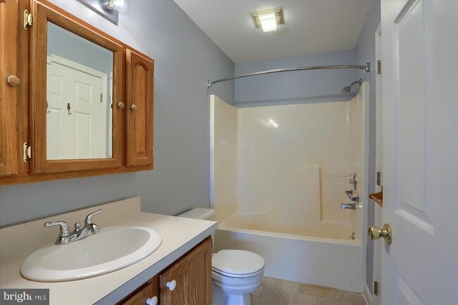 Building Photo - 5 Eastwick Ct