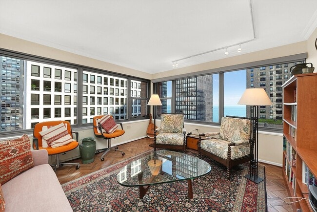 Building Photo - 247 E Chestnut St