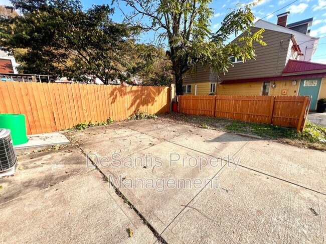 Building Photo - 210 18th St