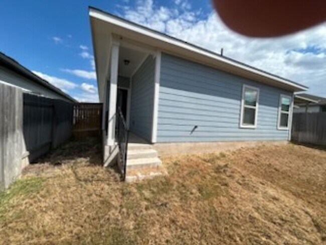 Building Photo - 4-bedroom 2-bathroom house for rent! HOUSING ACCEPTED!