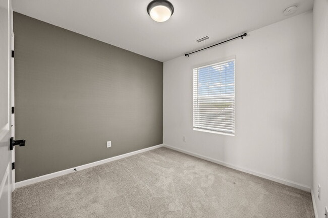 Building Photo - Your Perfect Charlotte Townhome Awaits — B...