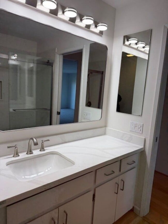 Building Photo - Newly Updated Condo with In-Unit Laundry and View