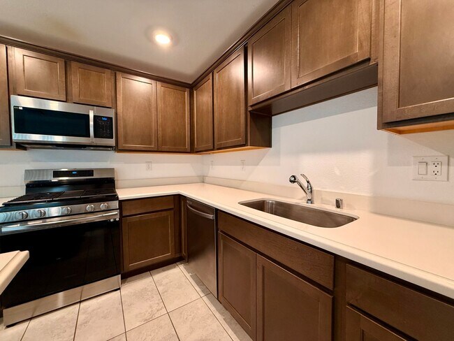 Building Photo - 3 BED 2.5 BATH 2 CAR GARAGE TOWNHOUSE w/ P...