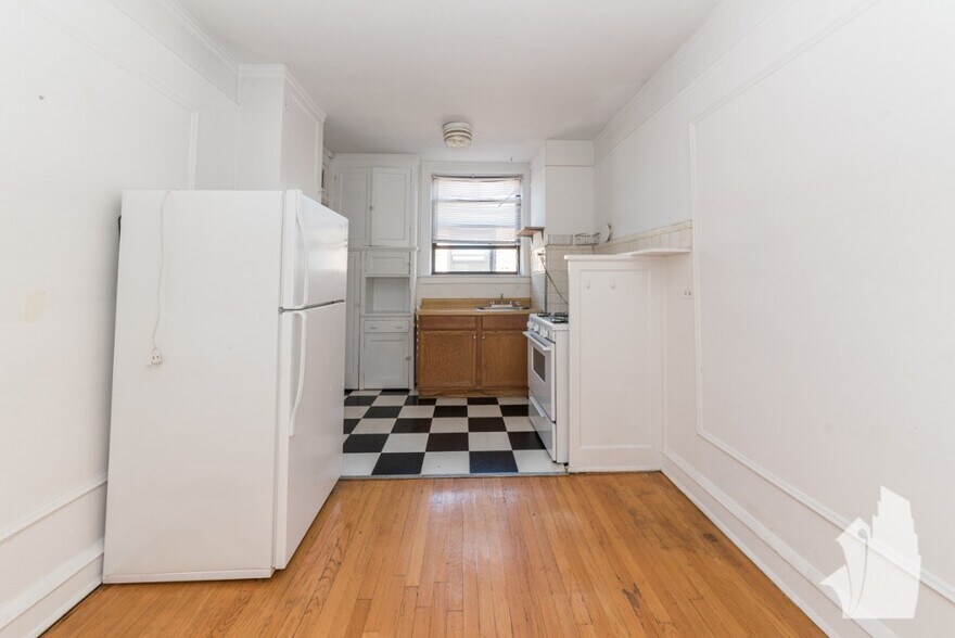 Building Photo - 1940 W Wilson Ave