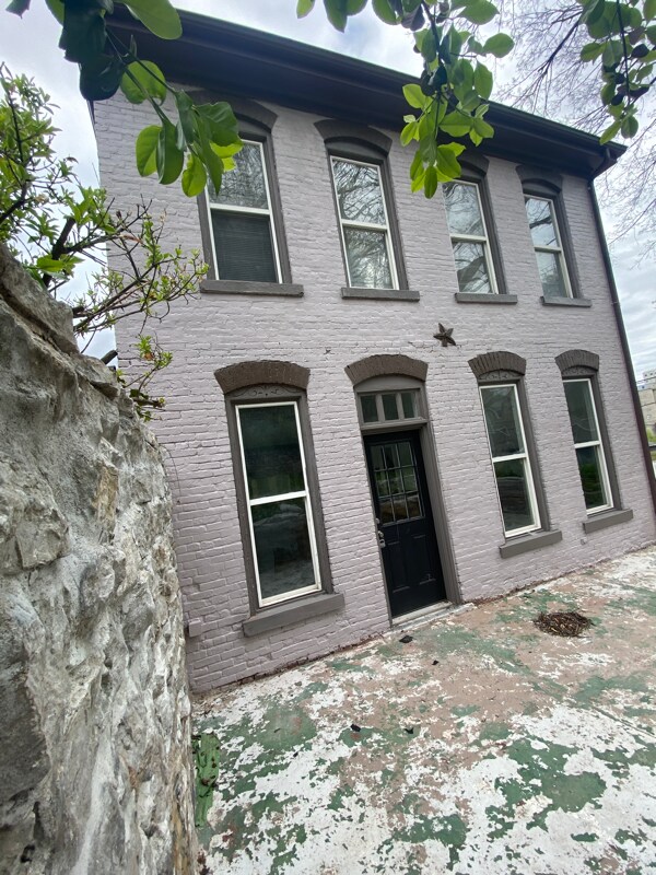 Building Photo - 506 William St