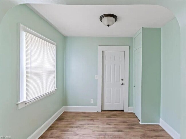 Building Photo - 47 E Mapledale Ave