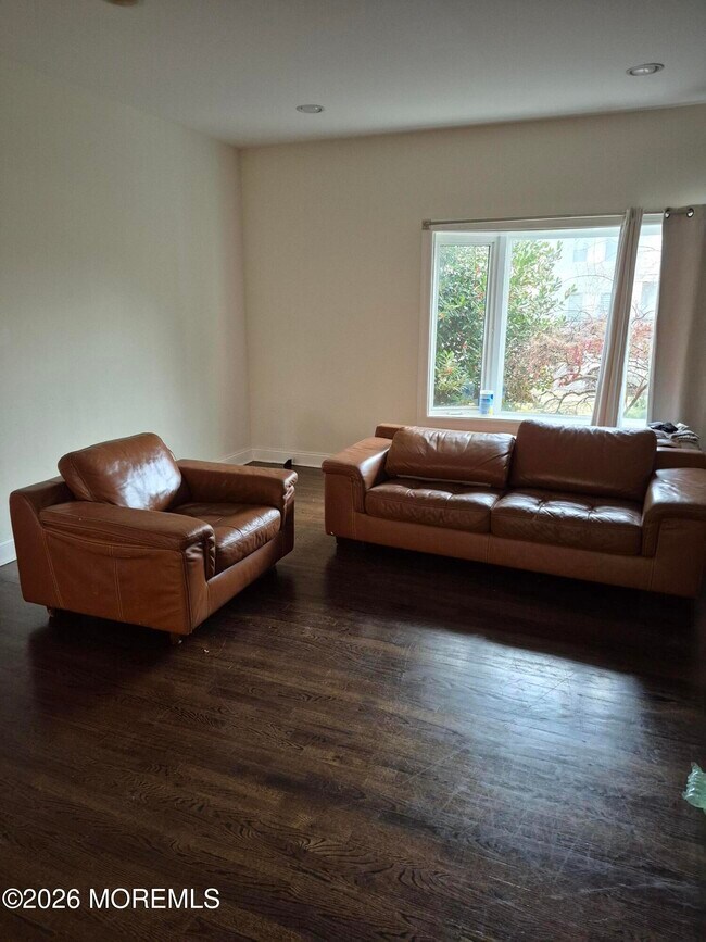 Building Photo - 247 Perrine Ave