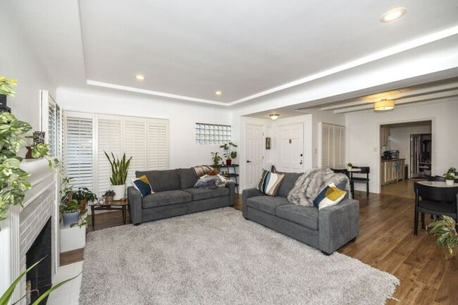 Building Photo - 3440 Oak Knoll Blvd