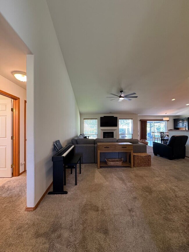 Building Photo - Expansive & Modern 4-Bedroom Home for Rent