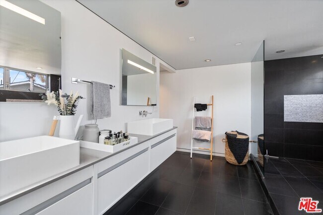 Building Photo - 720 Brooks Ave