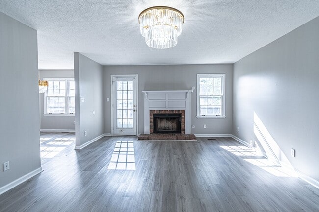 Building Photo - 815 Iris Ln
