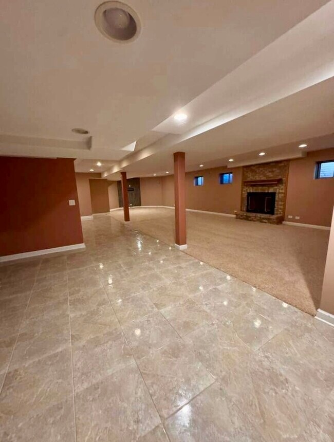 Building Photo - 8S210 Stonehedge Dr