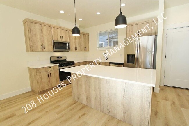 Building Photo - Immaculate Apartment w/2 Master Suites *75...