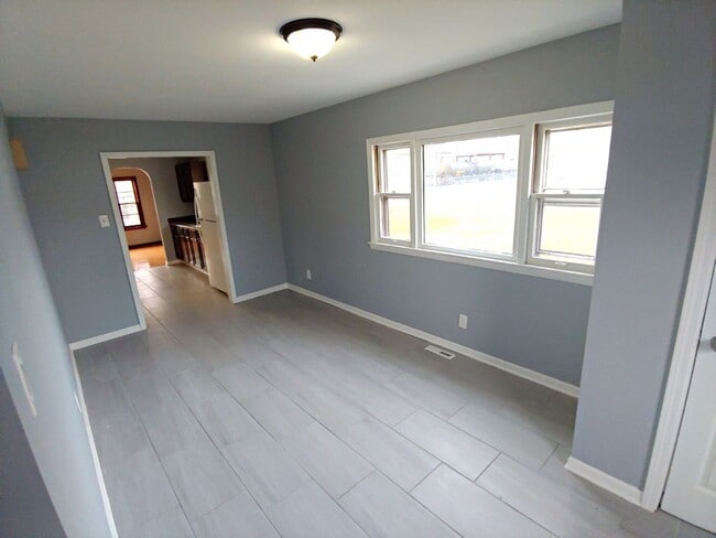 Building Photo - 3 Bedroom House Available NOW in Burnham I...