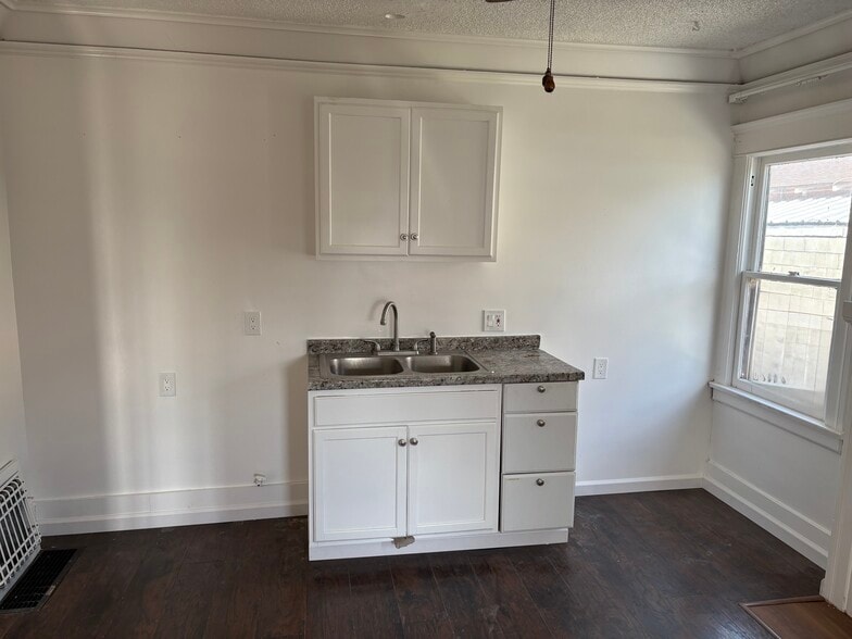 Building Photo - 601 W 74th St