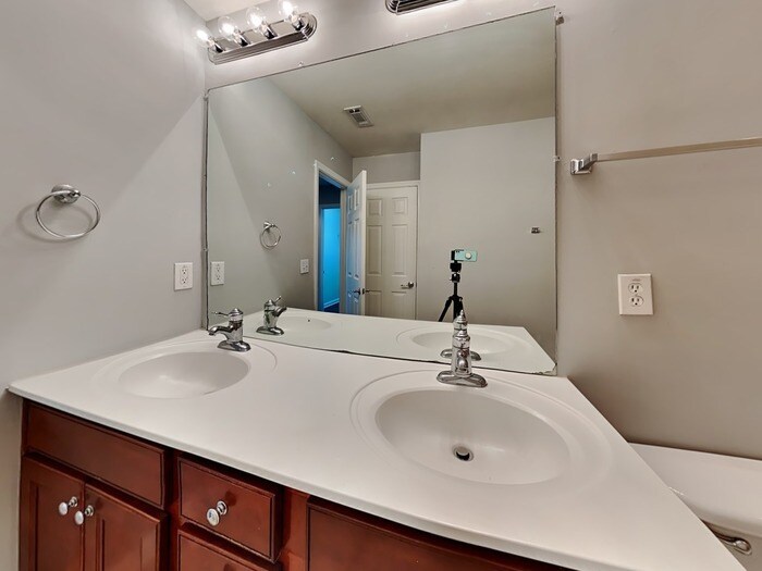 Building Photo - 755 Earlham Dr