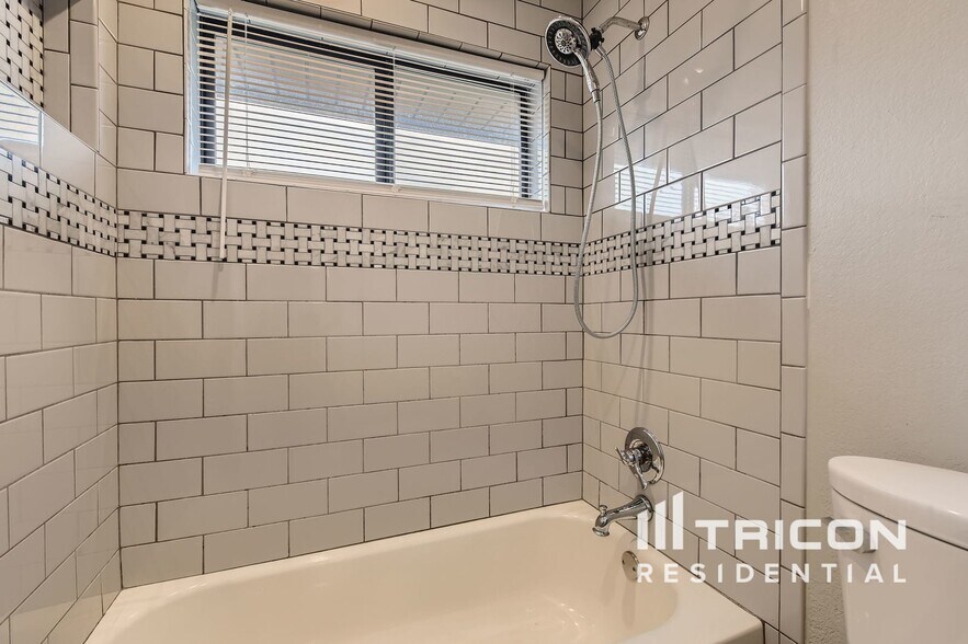 Building Photo - 207 Tanglewood Dr