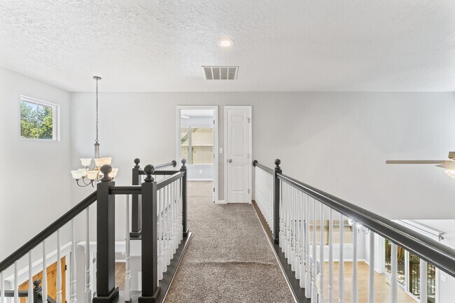 Building Photo - 552 E Whitney Ct