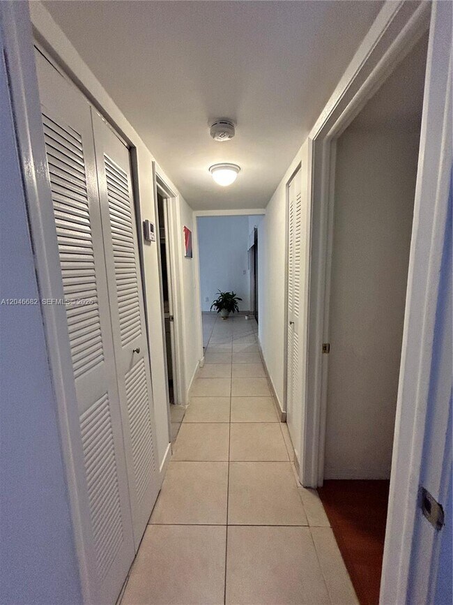 Building Photo - 9421 Fontainebleau Blvd