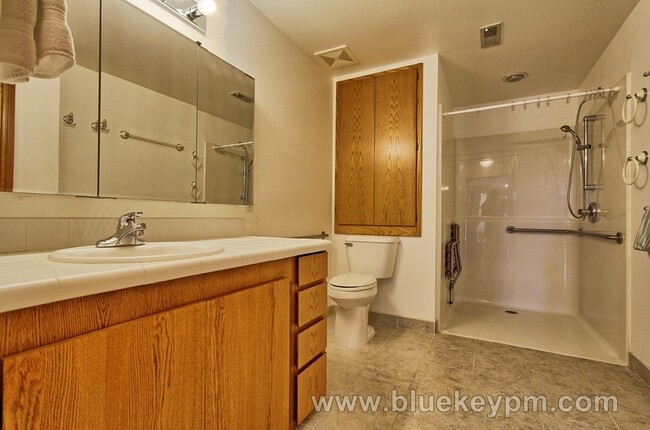 Building Photo - 2 Bed, 2 Bath Townhouse in Felida/Salmon C...