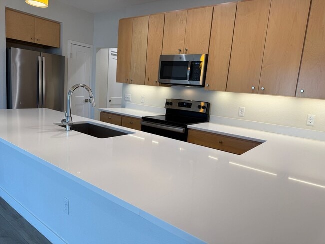 Building Photo - Fresh-Modern-Convenient 2/3/2 Twnhome