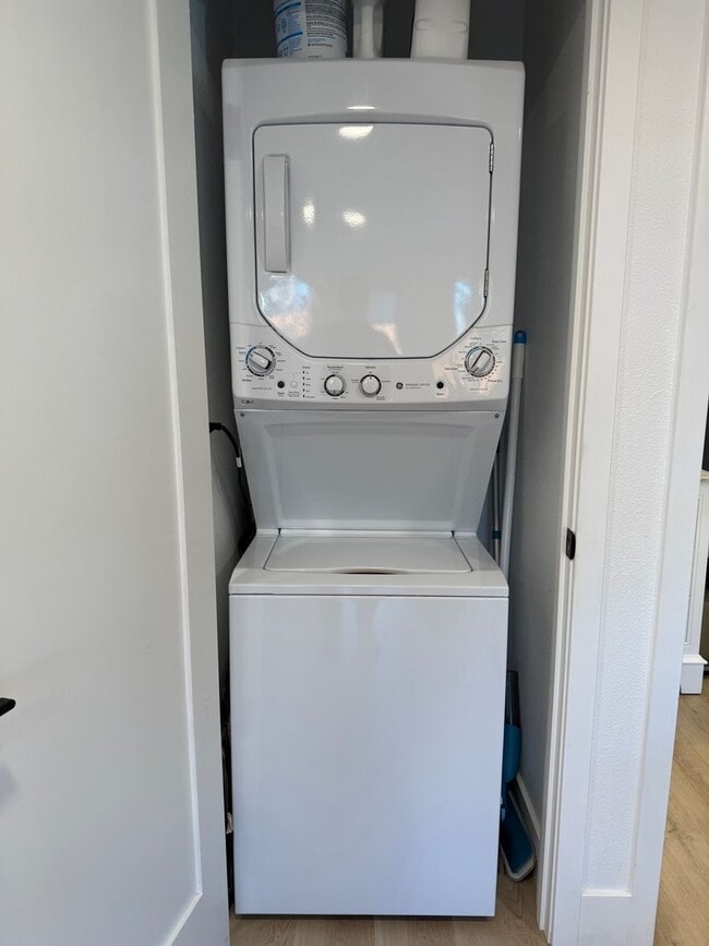 Building Photo - Open to 3 Month Short Term lease .Brand New Private Guest House for rent In Jefferson Park