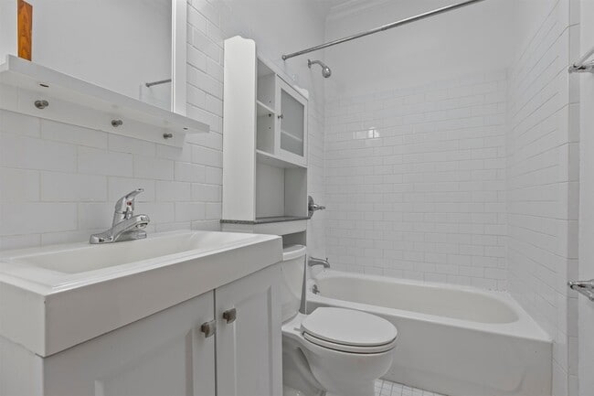 Building Photo - 201 19th St