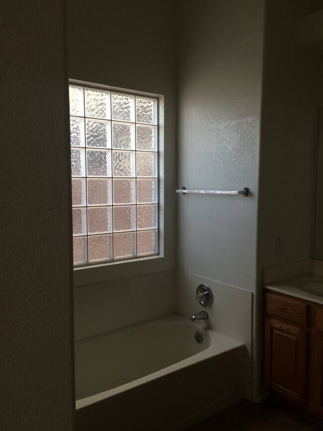 Building Photo - Beautiful 3 bedroom 2 bath North Phoenix h...