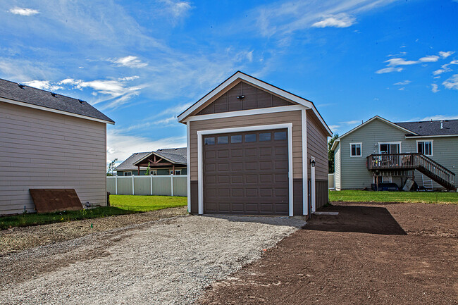 Building Photo - 4 Bedroom with Shop and View of the Mounta...