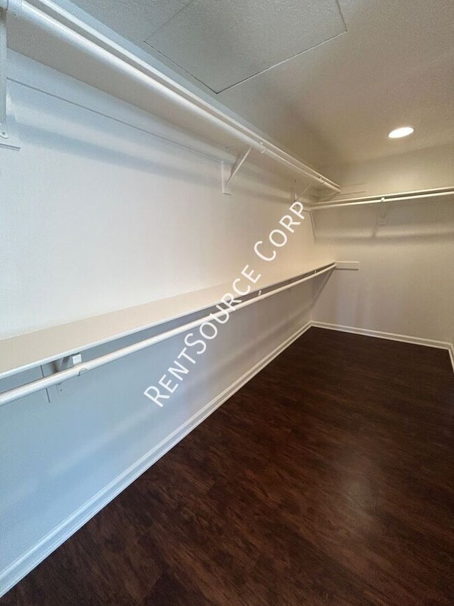 Building Photo - 3210 Lantana Ct