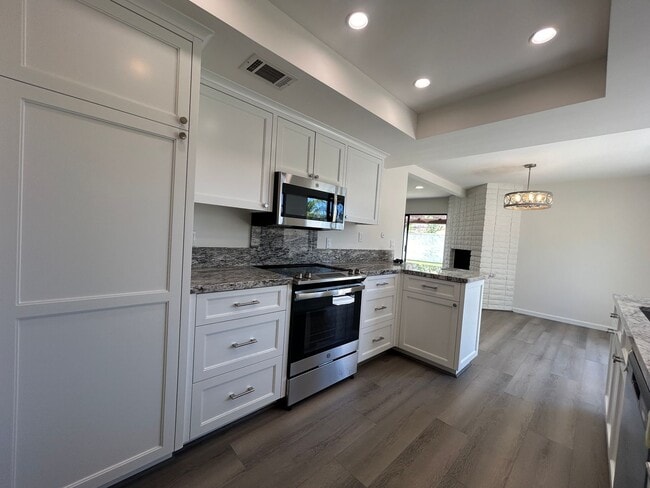 Building Photo - Spacious Newly Remodeled Townhome in Bonsa...