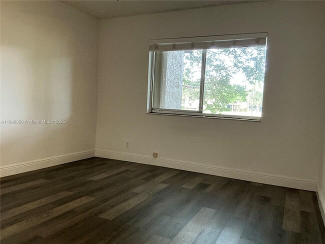 Building Photo - 407 Gardens Dr