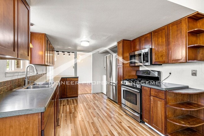 Building Photo - Beautiful Updated Home Conveniently locate...