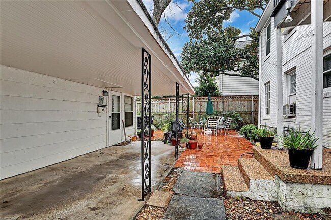 Building Photo - 2348 McClendon St