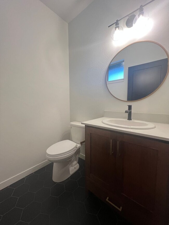 Building Photo - Contemporary 3/2.5 Talent home in Central Location | Available Now