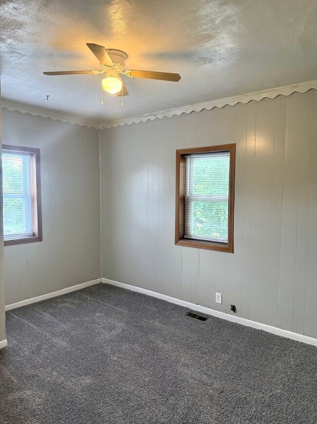 Building Photo - 301 E Memorial Dr