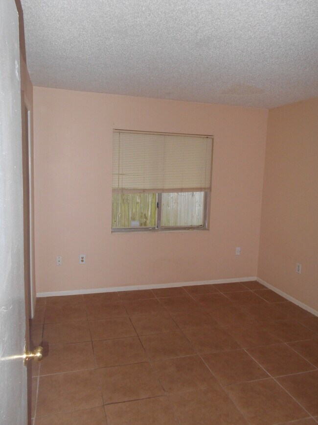 Building Photo - UCF Duplex