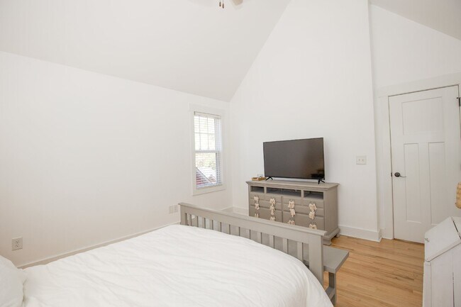 Building Photo - Charming Cottage in DOWNTOWN Southern Pines