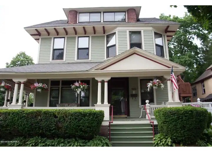 Primary Photo - 179 Caroline St